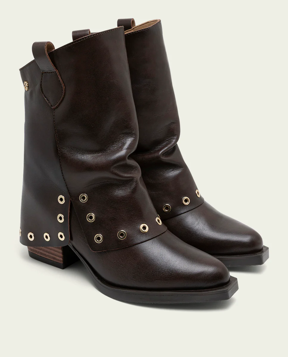 BOTAS DOBLE FAZ DE PIEL MOKA CON TACHUELAS FLAVIA - Image 3