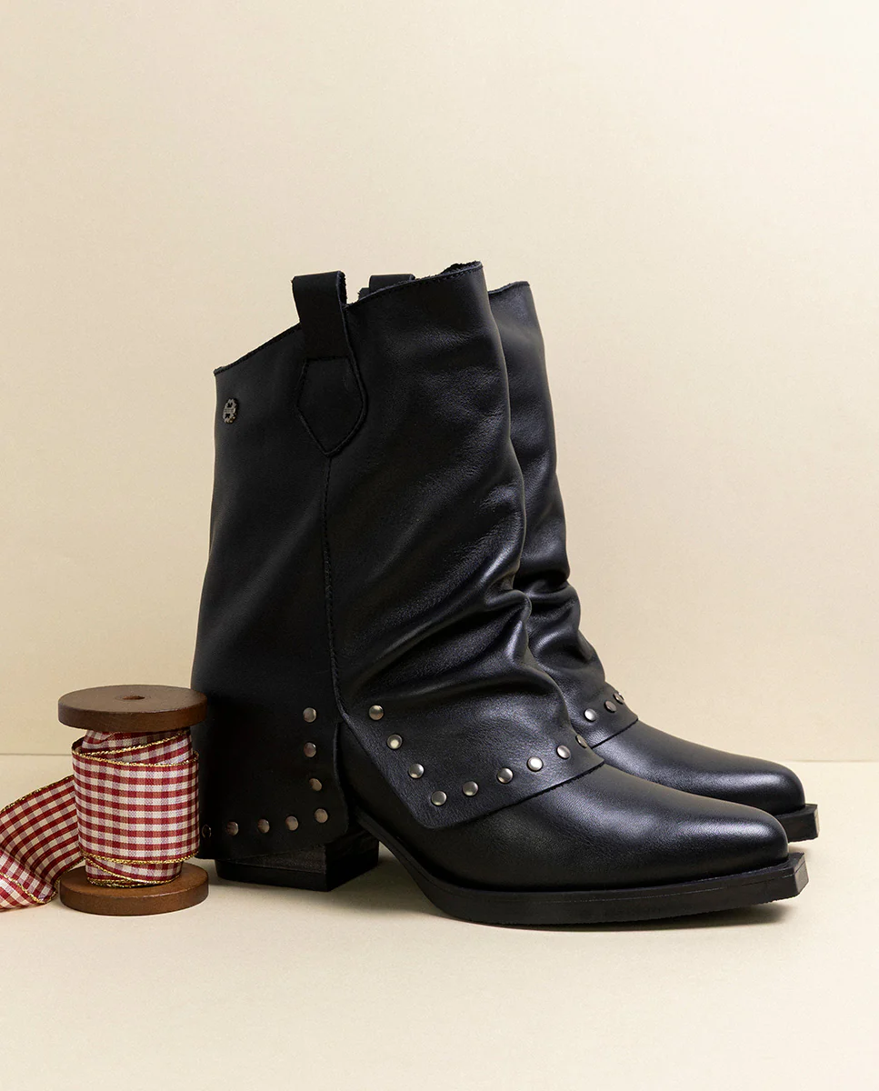 BOTAS DOBLE FAZ DE PIEL NEGRO CON TACHUELAS FIORELLA