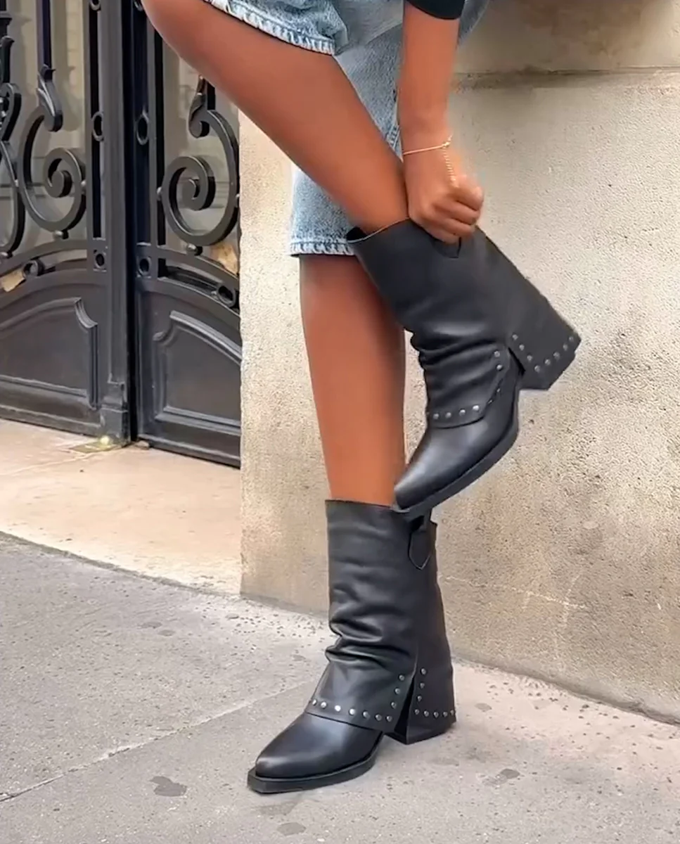 BOTAS DOBLE FAZ DE PIEL NEGRO CON TACHUELAS FIORELLA - Image 2