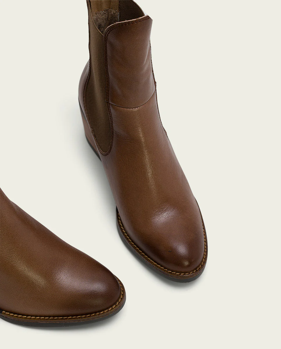 BOTINES DE PIEL TAUPE CON ELÁSTICOS JOY - Image 6